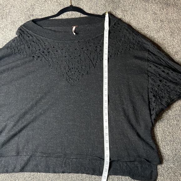 Free People sweater size small/ fits like xl - Picture 5 of 6